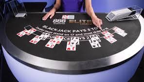 Bàn baccarat live với dealer nữ phát sóng tại studio casino 24 win
